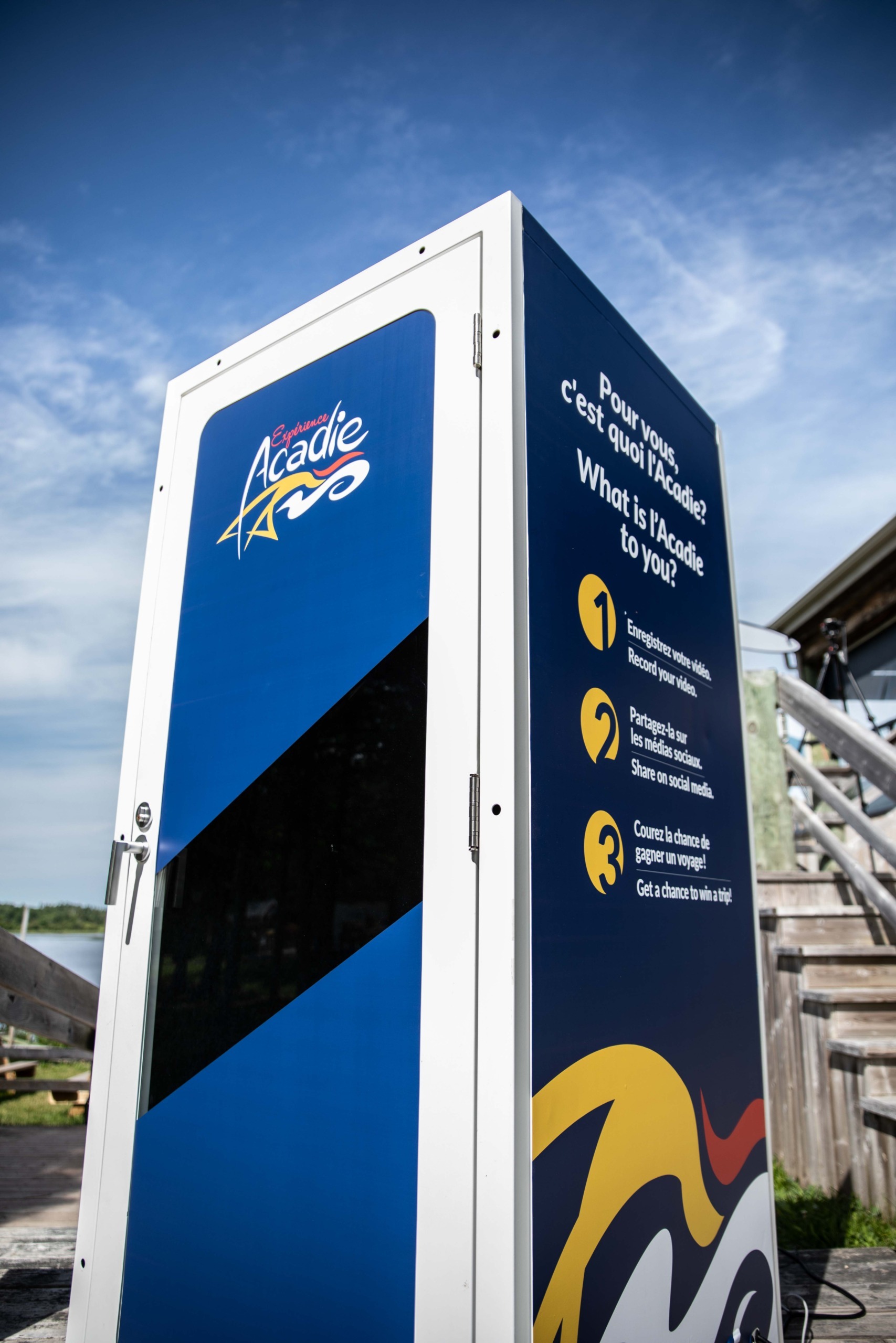 Experience Acadie branded video booth at the 2019 Acadian Congress — bilingual instructions prompt attendees to record a video about what l'Acadie means to them